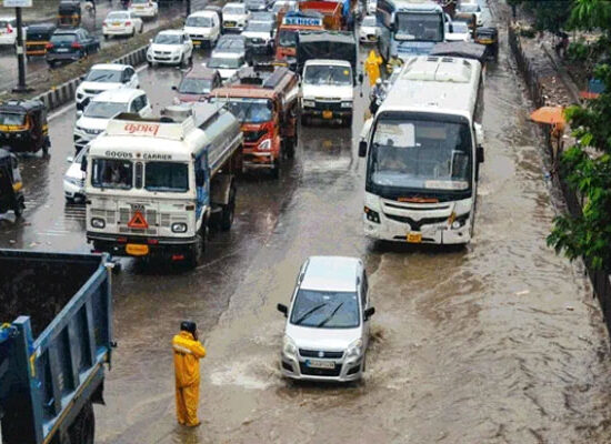 महाराष्ट्र में भारी बारिश के बाद मुंबई और अन्य जिलों में जलभराव, बाढ़ और राहत कार्य का दृश्य।