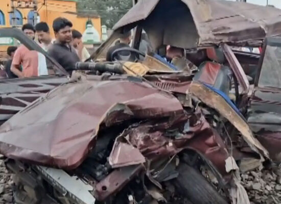 मुर्शिदाबाद में ट्रेन की टक्कर के बाद क्षतिग्रस्त स्कूल वैन और घटनास्थल पर मौजूद राहत-बचाव दल।