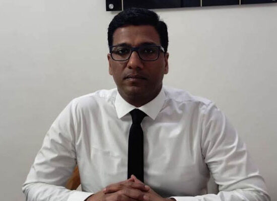 फरीदाबाद जिला न्यायालय सेक्टर-12 में राष्ट्रीय लोक अदालत की जानकारी देते सीजेएम जितेंद्र सिंह।
