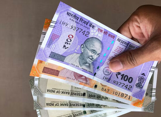 नेपाल में भारतीय मुद्रा के नए नियमों से जुड़ी सांकेतिक तस्वीर।