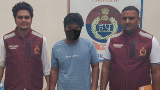 पंचशील कॉलोनी में पत्नी की हत्या के मामले में गिरफ्तार पति को पुलिस रिमांड पर लेकर पूछताछ करती अपराध शाखा DLF।