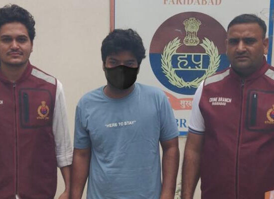 पंचशील कॉलोनी में पत्नी की हत्या के मामले में गिरफ्तार पति को पुलिस रिमांड पर लेकर पूछताछ करती अपराध शाखा DLF।