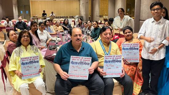 थैलेसीमिया जागरूकता कार्यक्रम में संबोधित करते युवा विजेता पार्थ कालरा।
