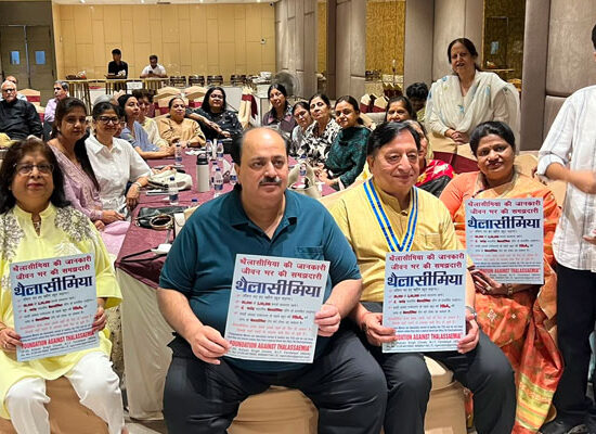 थैलेसीमिया जागरूकता कार्यक्रम में संबोधित करते युवा विजेता पार्थ कालरा।