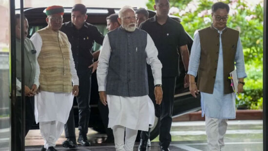 एनडीए संसदीय दल की बैठक 'मंगल मिलन' में संबोधित करते प्रधानमंत्री नरेंद्र मोदी।