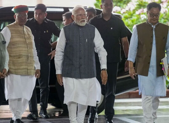 एनडीए संसदीय दल की बैठक 'मंगल मिलन' में संबोधित करते प्रधानमंत्री नरेंद्र मोदी।