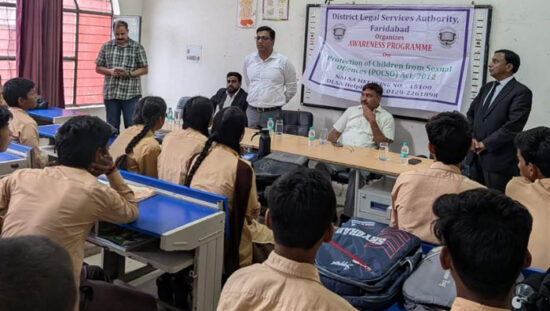 फरीदाबाद के सेक्टर-28 स्कूल में पोक्सो अधिनियम पर विद्यार्थियों को संबोधित करते हुए जिला विधिक सेवा प्राधिकरण के अधिकारी।