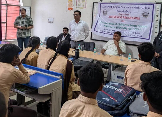 फरीदाबाद के सेक्टर-28 स्कूल में पोक्सो अधिनियम पर विद्यार्थियों को संबोधित करते हुए जिला विधिक सेवा प्राधिकरण के अधिकारी।
