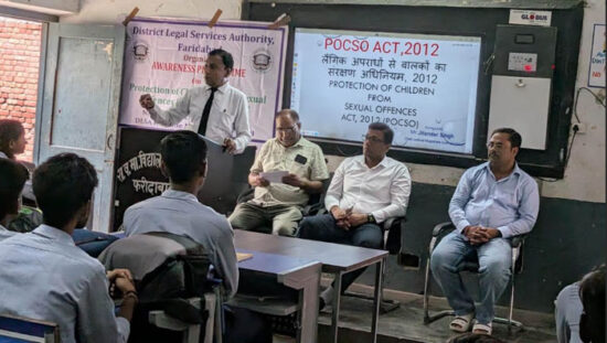 फरीदाबाद के सेक्टर-7/8 विद्यालय में पॉक्सो अधिनियम पर आयोजित विधिक जागरूकता शिविर को संबोधित करते सीजेएम जितेंद्र सिंह।