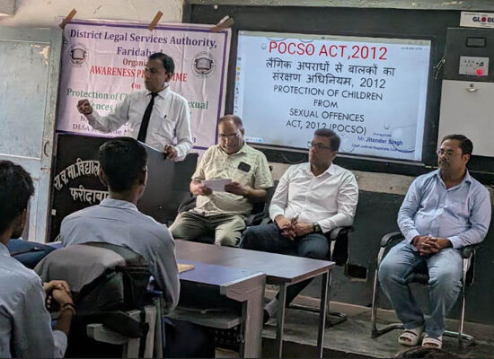 फरीदाबाद के सेक्टर-7/8 विद्यालय में पॉक्सो अधिनियम पर आयोजित विधिक जागरूकता शिविर को संबोधित करते सीजेएम जितेंद्र सिंह।