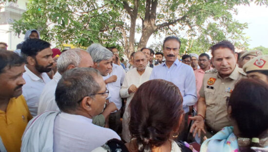 प्रतापगढ़ कूड़ा प्रोसेसिंग प्लांट को लेकर ग्रामीणों से वार्ता करते निगम अधिकारी।