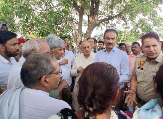 प्रतापगढ़ कूड़ा प्रोसेसिंग प्लांट को लेकर ग्रामीणों से वार्ता करते निगम अधिकारी।