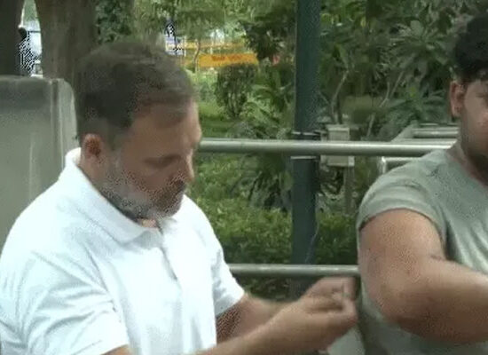 प्रेस कॉन्फ्रेंस के दौरान राहुल गांधी छात्र नेताओं के साथ शिक्षा मंत्री धर्मेंद्र प्रधान के इस्तीफे की मांग करते हुए।