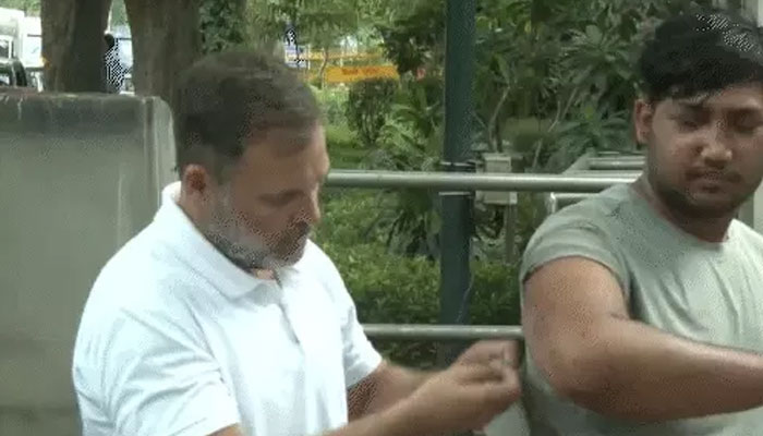 प्रेस कॉन्फ्रेंस के दौरान राहुल गांधी छात्र नेताओं के साथ शिक्षा मंत्री धर्मेंद्र प्रधान के इस्तीफे की मांग करते हुए।