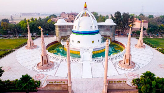 फरीदाबाद के सतयुग दर्शन ट्रस्ट के निःशुल्क समभाव-समदृष्टि ध्यानकक्ष में आध्यात्मिक शिक्षा प्राप्त करते लोग।