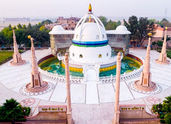 फरीदाबाद के सतयुग दर्शन ट्रस्ट के निःशुल्क समभाव-समदृष्टि ध्यानकक्ष में आध्यात्मिक शिक्षा प्राप्त करते लोग।