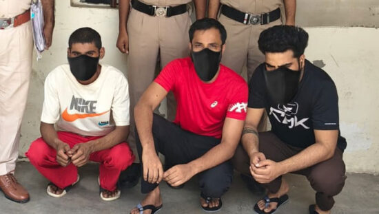 सरूरपुर मारपीट मामले में गिरफ्तार तीन आरोपियों के संबंध में जानकारी देती फरीदाबाद पुलिस।