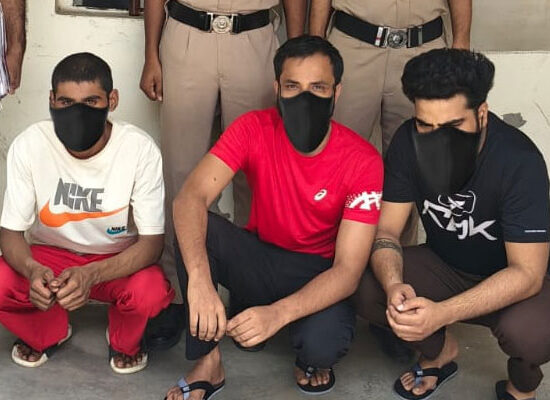 सरूरपुर मारपीट मामले में गिरफ्तार तीन आरोपियों के संबंध में जानकारी देती फरीदाबाद पुलिस।