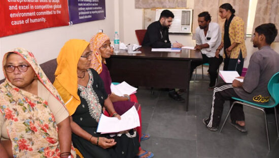 सतयुग दर्शन वसुंधरा में आयोजित विशाल निःशुल्क मेडिकल कैम्प में स्वास्थ्य जांच कराते लोग