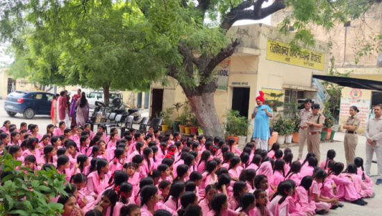 सीही के राजकीय वरिष्ठ माध्यमिक विद्यालय में विद्यार्थियों को जागरूक करते हुए फरीदाबाद पुलिस।