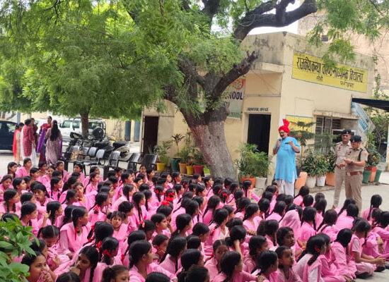 सीही के राजकीय वरिष्ठ माध्यमिक विद्यालय में विद्यार्थियों को जागरूक करते हुए फरीदाबाद पुलिस।