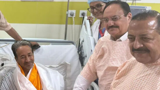 मेदांता अस्पताल में केंद्रीय मंत्रियों की मौजूदगी में 26 दिन बाद भूख हड़ताल समाप्त करते सोशल एक्टिविस्ट सोनम वांगचुक।