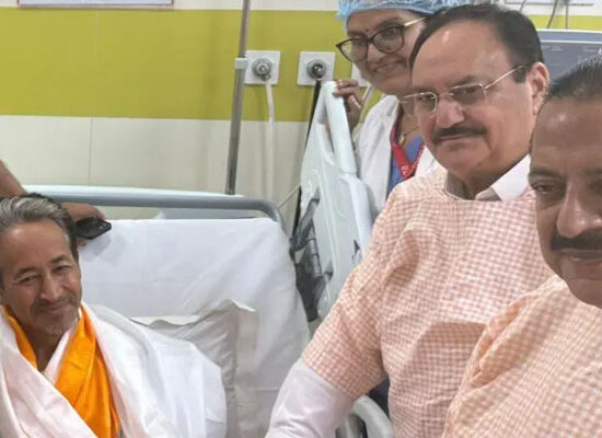 मेदांता अस्पताल में केंद्रीय मंत्रियों की मौजूदगी में 26 दिन बाद भूख हड़ताल समाप्त करते सोशल एक्टिविस्ट सोनम वांगचुक।