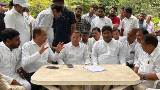 सोतई गांव के ग्रामीण कूड़ा डंपिंग यार्ड के विरोध में मंत्री राजेश नागर से मुलाकात करते हुए।