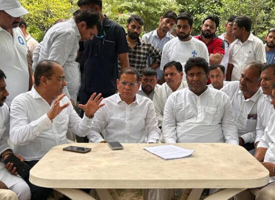 सोतई गांव के ग्रामीण कूड़ा डंपिंग यार्ड के विरोध में मंत्री राजेश नागर से मुलाकात करते हुए।