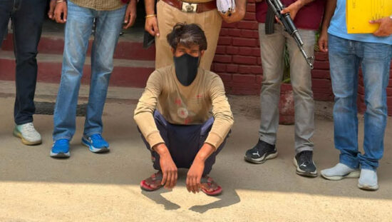 सूरजकुंड शराब गोदाम डकैती मामले में गिरफ्तार ₹5,000 के इनामी आरोपी को लेकर फरीदाबाद पुलिस।