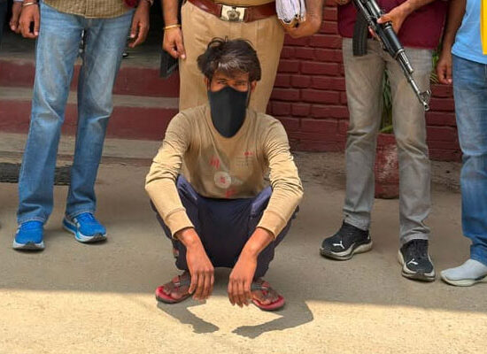 सूरजकुंड शराब गोदाम डकैती मामले में गिरफ्तार ₹5,000 के इनामी आरोपी को लेकर फरीदाबाद पुलिस।