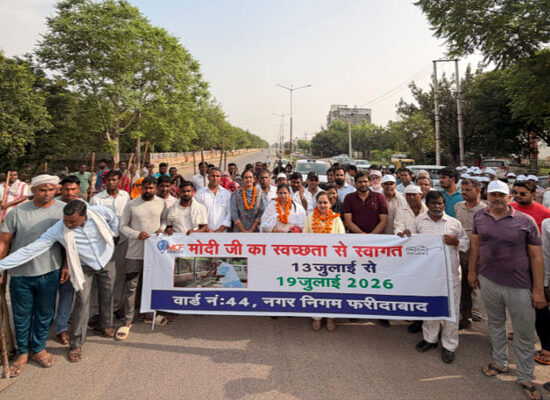 फरीदाबाद के वार्ड-44 में 'स्वच्छता ही स्वागत' अभियान के दौरान पौधारोपण करतीं मेयर प्रवीण बत्रा जोशी और मौजूद जनप्रतिनिधि।