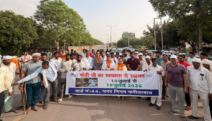 फरीदाबाद के वार्ड-44 में 'स्वच्छता ही स्वागत' अभियान के दौरान पौधारोपण करतीं मेयर प्रवीण बत्रा जोशी और मौजूद जनप्रतिनिधि।