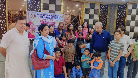 फरीदाबाद में थैलेसीमिया पीड़ित बच्चों के लिए आयोजित सुंदरकांड पाठ में सुनील ध्यानी, मंजीत ध्यानी और अन्य अतिथि।