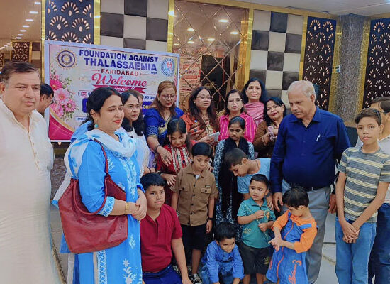 फरीदाबाद में थैलेसीमिया पीड़ित बच्चों के लिए आयोजित सुंदरकांड पाठ में सुनील ध्यानी, मंजीत ध्यानी और अन्य अतिथि।