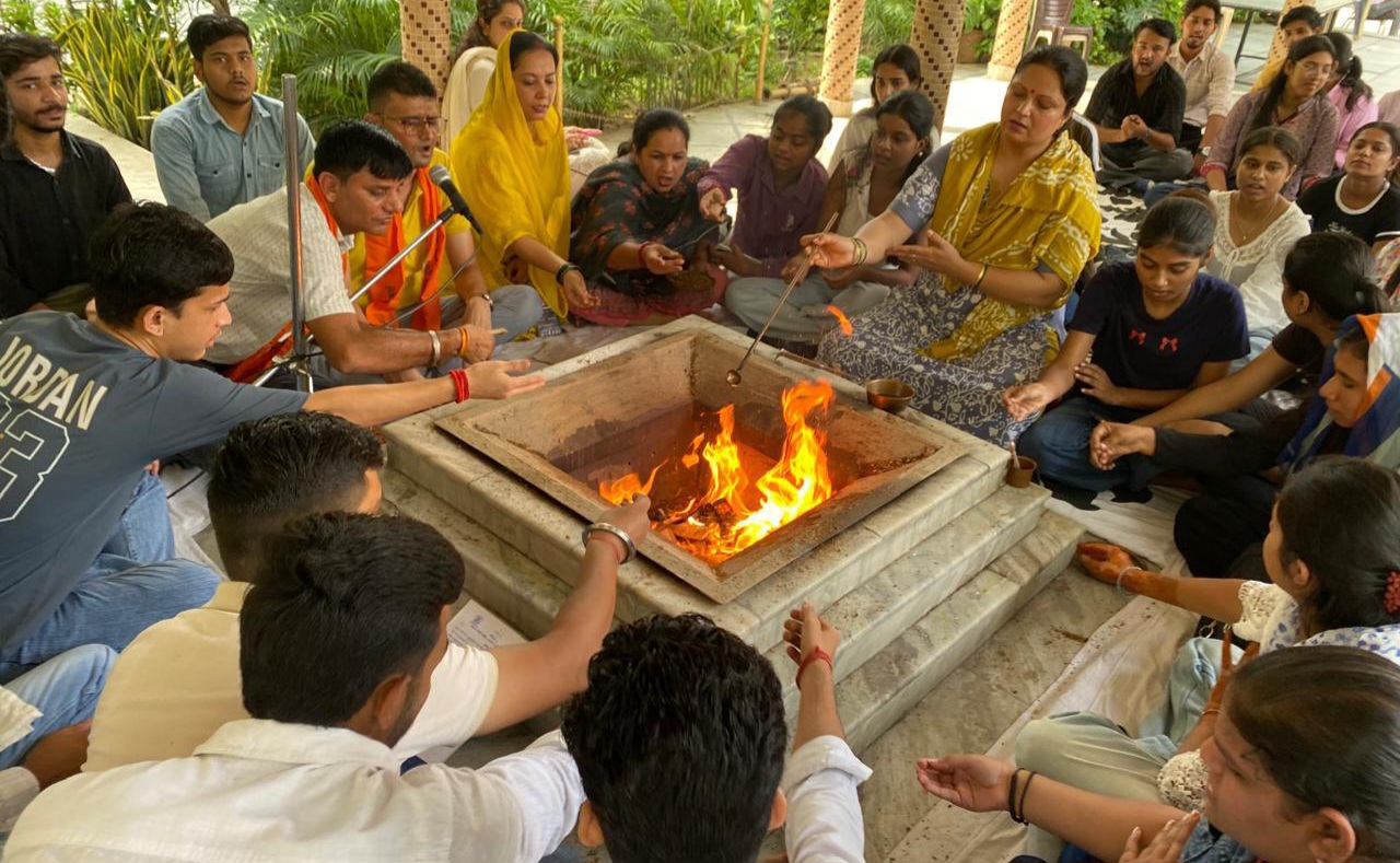 संस्कृत सप्ताह के तहत डीएवी शताब्दी महाविद्यालय में वैदिक यज्ञ आयोजित