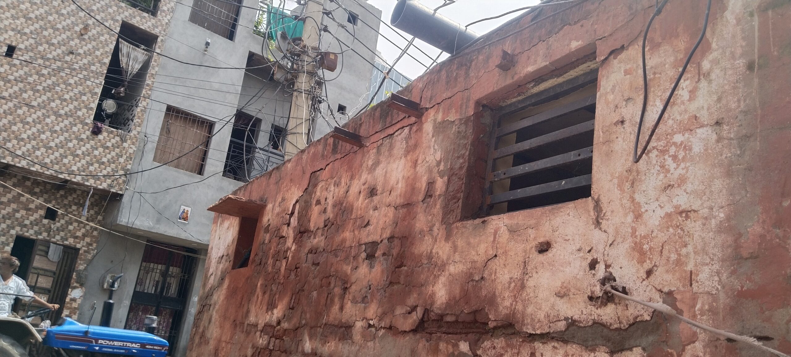दरारों के बीच पढ़ाई, स्कूल के सामने गहरा नाला, बच्चों की सुरक्षा पर सवाल