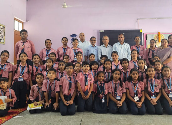 अग्रवाल पब्लिक स्कूल में रामचरितमानस चौपाई और गीता श्लोक गायन प्रतियोगिता