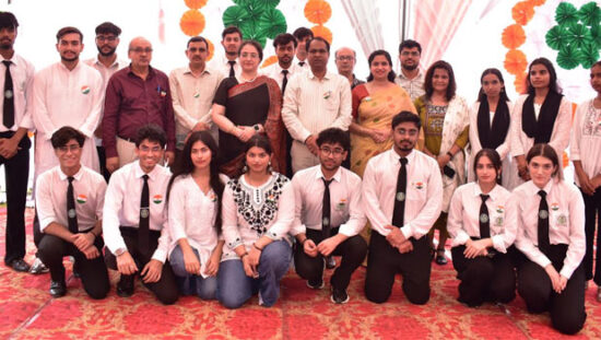 Al-Falah University Faridabad में 80वें स्वतंत्रता दिवस समारोह के दौरान तिरंगा फहराते कुलपति प्रो. अजय रंगा