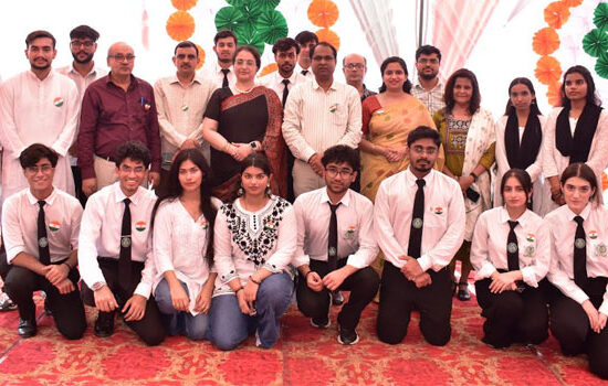 Al-Falah University Faridabad में 80वें स्वतंत्रता दिवस समारोह के दौरान तिरंगा फहराते कुलपति प्रो. अजय रंगा