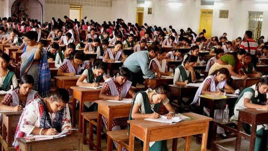 फरीदाबाद में परीक्षा केंद्रों को लेकर आदेश जारी करते जिलाधीश आयुष सिन्हा
