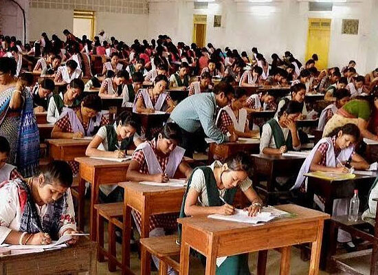 फरीदाबाद में परीक्षा केंद्रों को लेकर आदेश जारी करते जिलाधीश आयुष सिन्हा