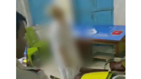 बीरभूम में TMC के पूर्व डिप्टी स्पीकर आशीष बनर्जी की संदिग्ध मौत के बाद जांच करती पुलिस।
