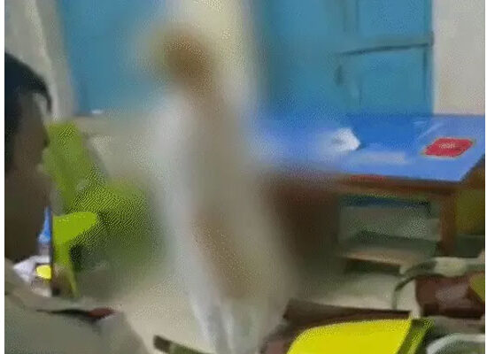 बीरभूम में TMC के पूर्व डिप्टी स्पीकर आशीष बनर्जी की संदिग्ध मौत के बाद जांच करती पुलिस।