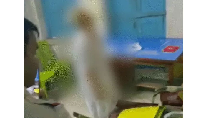 बीरभूम में TMC के पूर्व डिप्टी स्पीकर आशीष बनर्जी की संदिग्ध मौत के बाद जांच करती पुलिस।