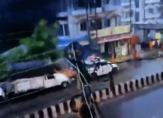 बीरभूम के तारापीठ होटल में आग लगने के बाद राहत और बचाव अभियान