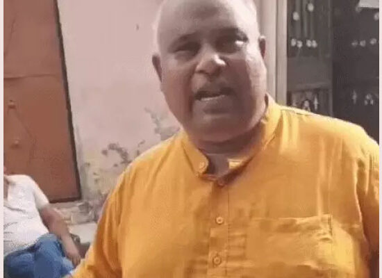 नूंह जलाभिषेक यात्रा से पहले घर के बाहर पुलिस सुरक्षा के बीच बिट्टू बजरंगी।