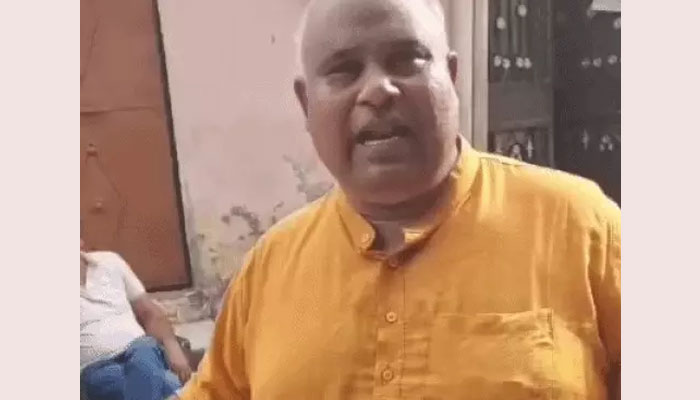 नूंह जलाभिषेक यात्रा से पहले घर के बाहर पुलिस सुरक्षा के बीच बिट्टू बजरंगी।