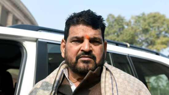 महिला पहलवान यौन शोषण मामले में बरी होने के बाद मीडिया से बात करते बृजभूषण शरण सिंह।