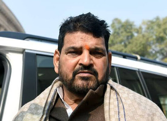 महिला पहलवान यौन शोषण मामले में बरी होने के बाद मीडिया से बात करते बृजभूषण शरण सिंह।